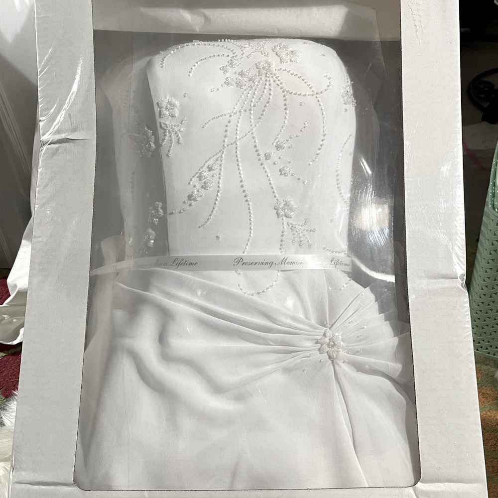 STUNNING David’s Bridal Strapless Wedding Gown size 8 Chiffon A line Dress